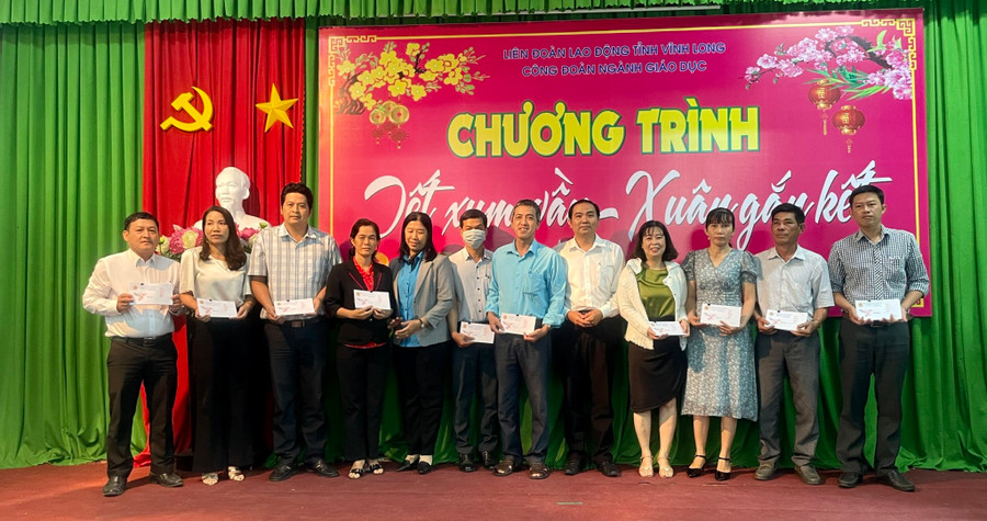 Công đoàn ngành GD Vĩnh Long trao quà Tết cho công đoàn viên khó khăn. Công đoàn ngành GD Vĩnh Long trao quà Tết cho công đoàn viên khó khăn.