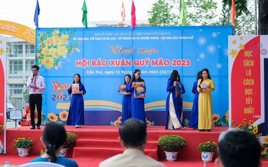 Một số tiết mục văn nghệ, giới thiệu các ấn phẩm tham gia Hội Báo Xuân năm 2023. Một số tiết mục văn nghệ, giới thiệu các ấn phẩm tham gia Hội Báo Xuân năm 2023.