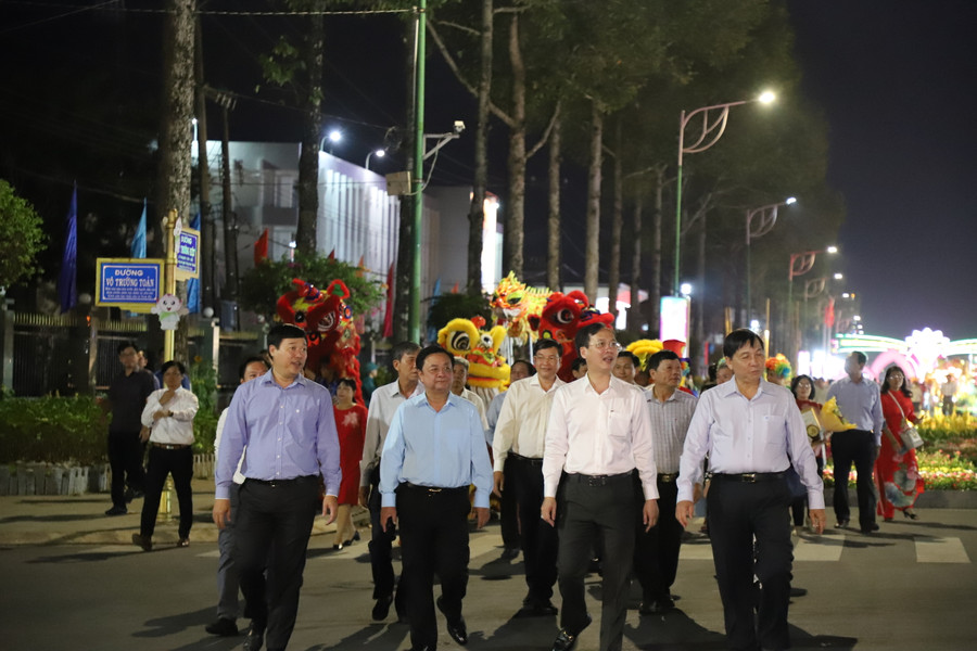 Các đại biểu tham quan đường hoa. Các đại biểu tham quan đường hoa.