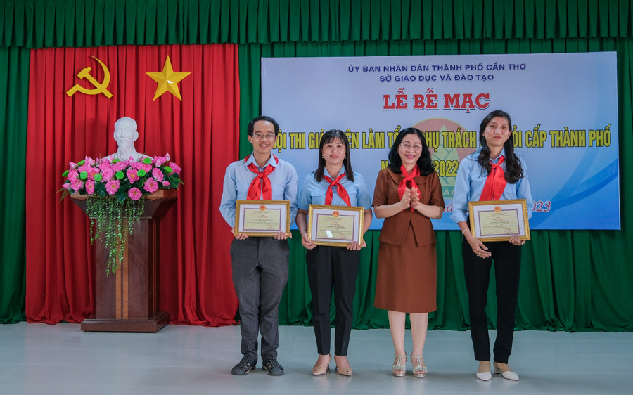 Ban tổ chức trao giải thưởng tại hội thi. Ban tổ chức trao giải thưởng tại hội thi.