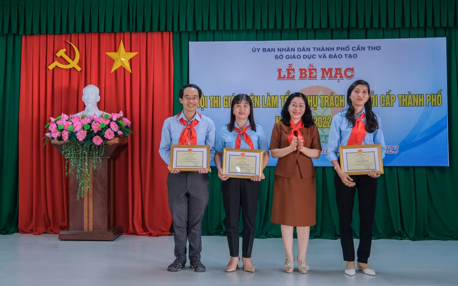 Ban tổ chức trao giải thưởng tại hội thi.