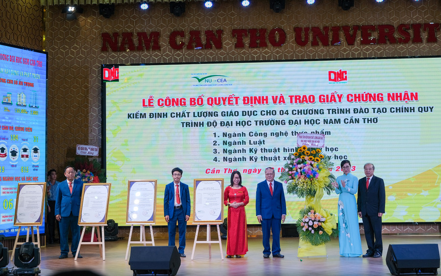 Trung tâm kiểm định chất lượng giáo dục (ĐH Quốc gia Hà Nội) trao quyết định công nhận đạt kiểm định 4 chương trình đào tạo của trường.