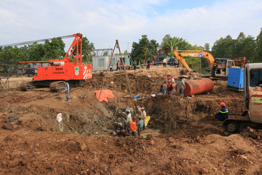 Gần 100 người cùng 3 máy xúc, một xe cẩu tiếp tục nỗ lực giải cứu bé trai.