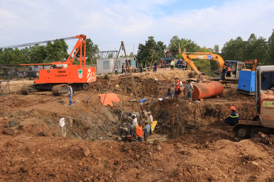 Gần 100 người cùng 3 máy xúc, một xe cẩu tiếp tục nỗ lực giải cứu bé trai.