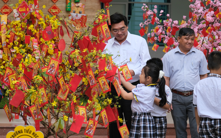 Lãnh đạo Sở hái lộc đầu năm cùng học trò trong ngày đầu trở lại trường.