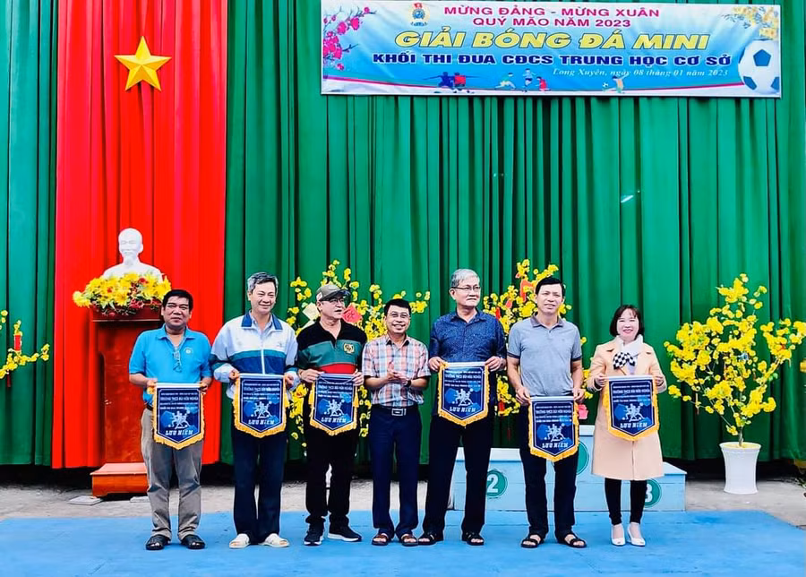 Ban tổ chức trao giải cho các đội bóng.