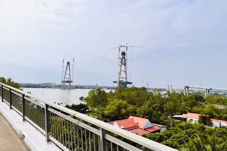 Cầu Mỹ Thuận 2 có tổng chiều dài khoảng 6,61 km bắc qua sông Tiền, nối tỉnh Tiền Giang và Vĩnh Long.