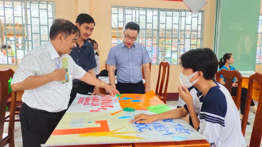 Hoạt động tại tiết học trải nghiệm kỹ năng tiết kiệm điện - nước (ảnh; Liên hiệp các hội KH&KT). Hoạt động tại tiết học trải nghiệm kỹ năng tiết kiệm điện - nước (ảnh; Liên hiệp các hội KH&KT).
