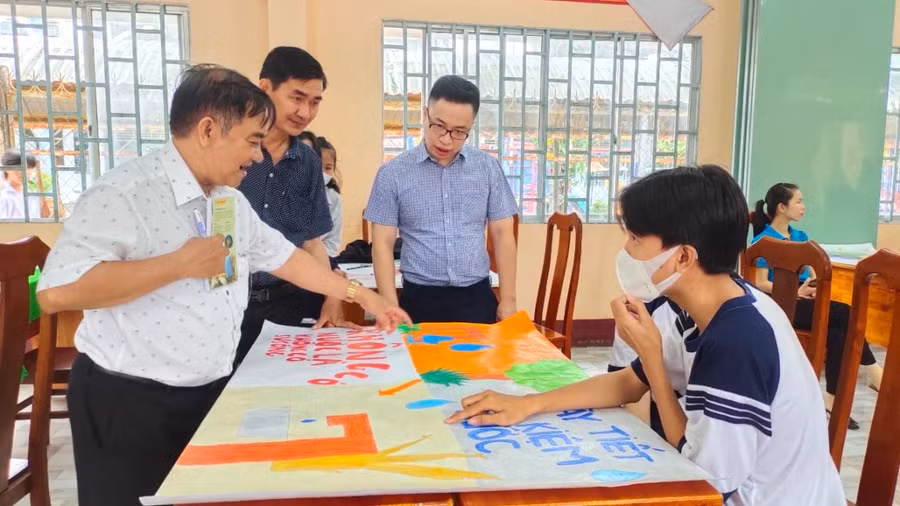 Hoạt động tại tiết học trải nghiệm kỹ năng tiết kiệm điện - nước (ảnh; Liên hiệp các hội KH&KT).