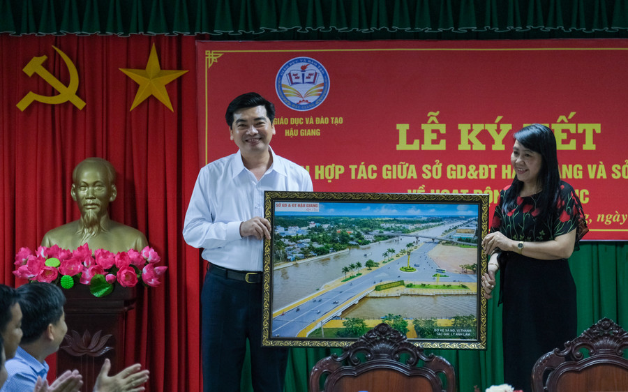 Hai đơn vị trao quà và chụp ảnh lưu niệm. Hai đơn vị trao quà và chụp ảnh lưu niệm.