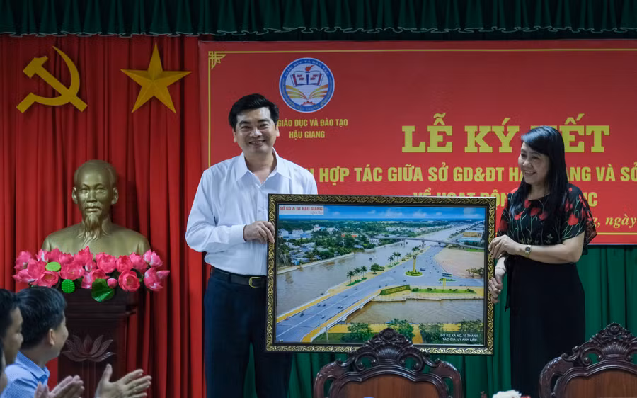 Hai đơn vị trao quà và chụp ảnh lưu niệm.