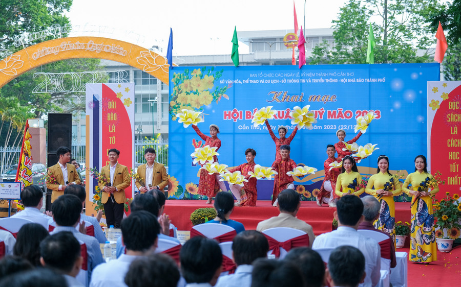 Một số tiết mục văn nghệ, giới thiệu các ấn phẩm tham gia Hội Báo Xuân năm 2023. Một số tiết mục văn nghệ, giới thiệu các ấn phẩm tham gia Hội Báo Xuân năm 2023.