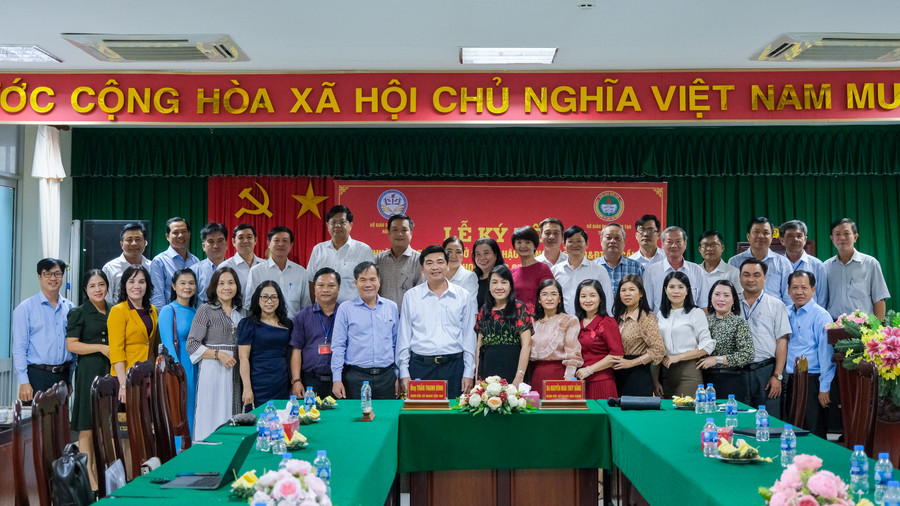 Hai đơn vị trao quà và chụp ảnh lưu niệm. Hai đơn vị trao quà và chụp ảnh lưu niệm.