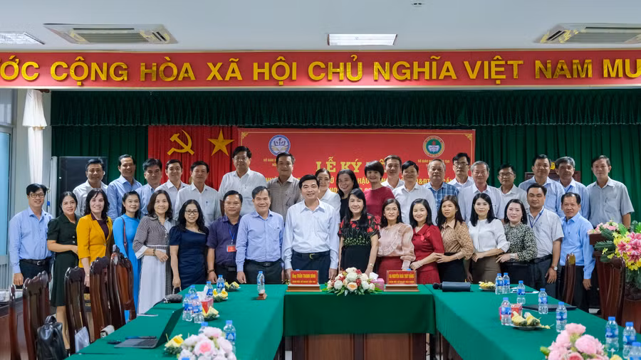 Hai đơn vị trao quà và chụp ảnh lưu niệm.