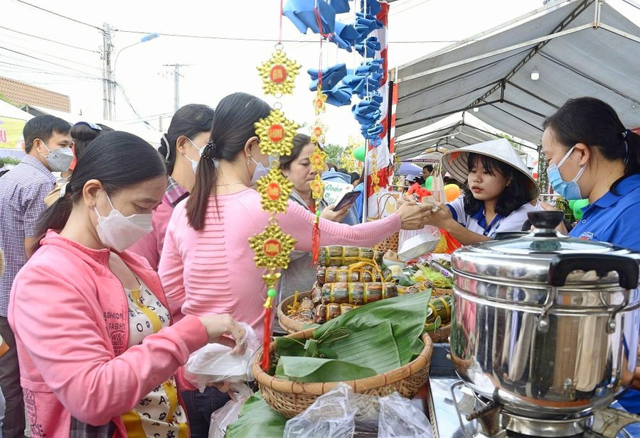 Người dân địa phương và du khách hào hứng thưởng thức nhiều loại bánh ngon, đậm đà hương vị phương Nam. Người dân địa phương và du khách hào hứng thưởng thức nhiều loại bánh ngon, đậm đà hương vị phương Nam.