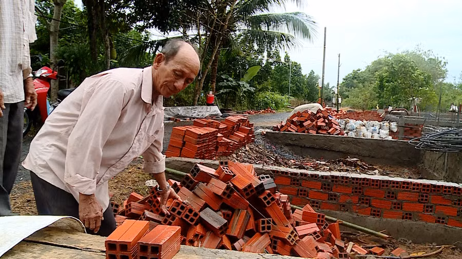 Người dân bị sạt lở đang xây cất lại ngôi nhà mới.