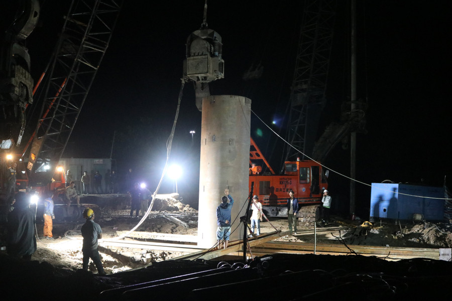 Đặt ống vách lồng trùm cọc bêtông.