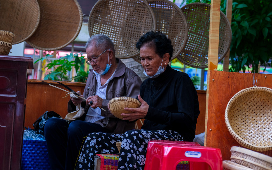 Hai nghệ nhân trình diễn đan đát.