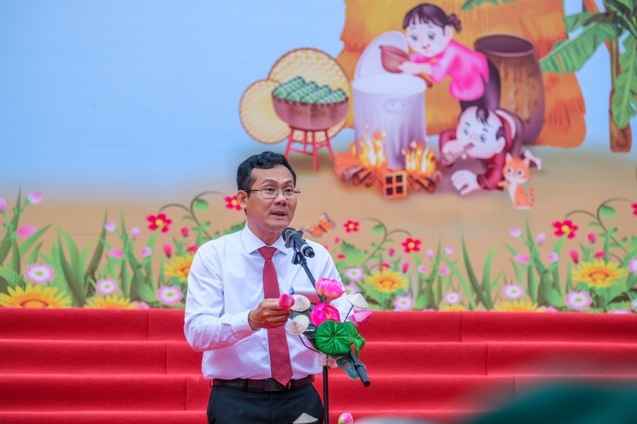 Ông Nguyễn Minh Tuấn, Giám đốc Sở Văn hóa, Thể thao và Du lịch tuyên bố khai mạc chương trình “Sắc Xuân miệt vườn” năm 2023.