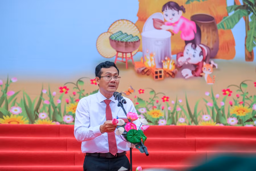 Ông Nguyễn Minh Tuấn, Giám đốc Sở Văn hóa, Thể thao và Du lịch tuyên bố khai mạc chương trình “Sắc Xuân miệt vườn” năm 2023. Ông Nguyễn Minh Tuấn, Giám đốc Sở Văn hóa, Thể thao và Du lịch tuyên bố khai mạc chương trình “Sắc Xuân miệt vườn” năm 2023.