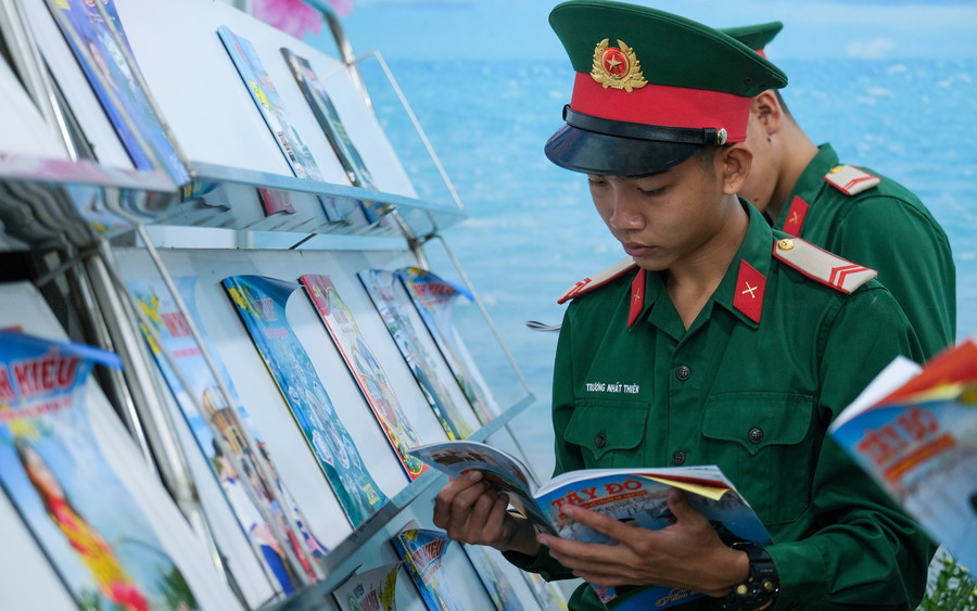 Người dân tham quan tại khu trưng bày, triển lãm Hội Báo Xuân. Người dân tham quan tại khu trưng bày, triển lãm Hội Báo Xuân.