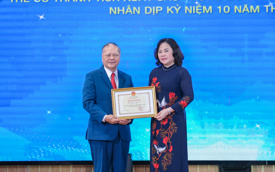Lãnh đạo Bộ GD&amp;ĐT trao Bằng khen của Bộ truởng cho tập thể cá nhân Trường Đại học Nam Cần Thơ.