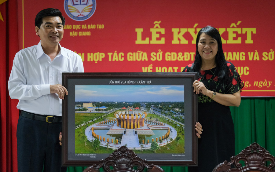 Hai đơn vị trao quà và chụp ảnh lưu niệm. Hai đơn vị trao quà và chụp ảnh lưu niệm.