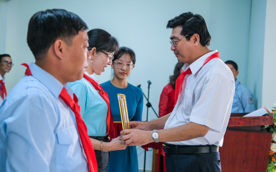 Ông Trần Thanh Bình, Giám đốc Sở GD&ĐT TP Cần Thơ trao giải nhất hội thi. Ông Trần Thanh Bình, Giám đốc Sở GD&ĐT TP Cần Thơ trao giải nhất hội thi.