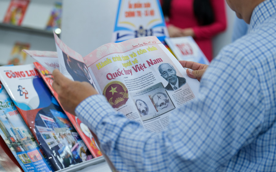 Người dân tham quan tại khu trưng bày, triển lãm Hội Báo Xuân. Người dân tham quan tại khu trưng bày, triển lãm Hội Báo Xuân.