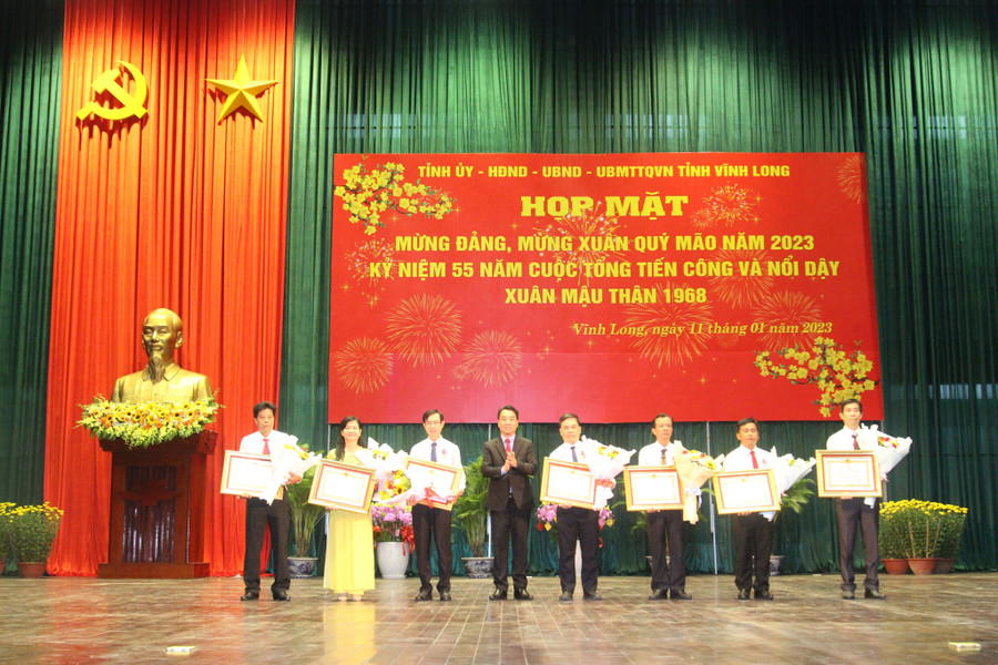 Lãnh đạo Tỉnh uỷ trao Huân chương Lao động hạng Nhì, Huân chương Lao động hạng ba của Chủ tịch nước cho các tập thể và cá nhân có thành tích xuất sắc. Lãnh đạo Tỉnh uỷ trao Huân chương Lao động hạng Nhì, Huân chương Lao động hạng ba của Chủ tịch nước cho các tập thể và cá nhân có thành tích xuất sắc.