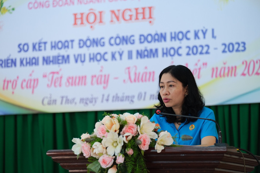 Bà Lý Hồng Ngọc, Chủ tịch Công đoàn Ngành Giáo dục TP Cần Thơ báo cáo sơ kết. Bà Lý Hồng Ngọc, Chủ tịch Công đoàn Ngành Giáo dục TP Cần Thơ báo cáo sơ kết.
