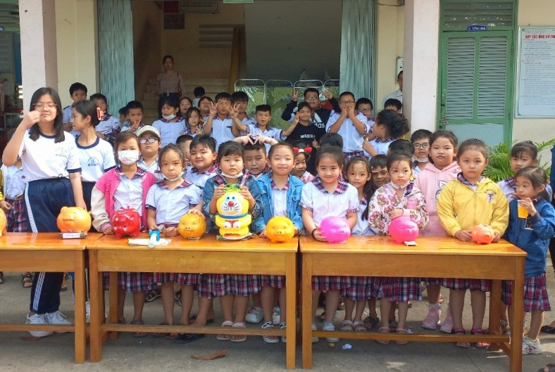 Học sinh tham gia phong trào "Nuôi heo đất" giúp bạn khó khăn vui Xuân, đón Tết. Học sinh tham gia phong trào "Nuôi heo đất" giúp bạn khó khăn vui Xuân, đón Tết.