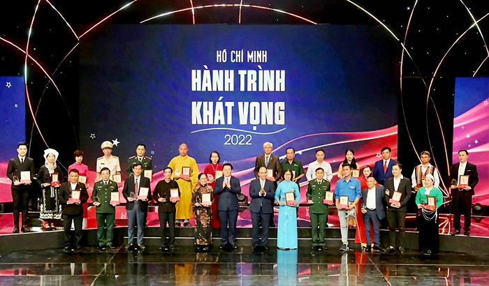 Thầy Tài là một trong những cá nhân tiêu biểu toàn quốc trong Học tập và làm theo tư tưởng, đạo đức, phong cách Hồ Chí Minh. Thầy Tài là một trong những cá nhân tiêu biểu toàn quốc trong Học tập và làm theo tư tưởng, đạo đức, phong cách Hồ Chí Minh.