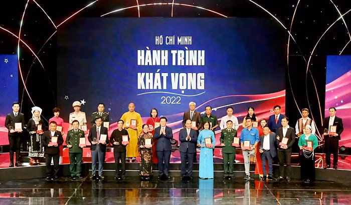 Thầy Tài là một trong những cá nhân tiêu biểu toàn quốc trong Học tập và làm theo tư tưởng, đạo đức, phong cách Hồ Chí Minh.