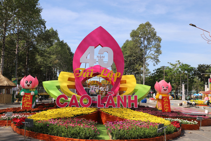 Đường hoa Xuân gắn với sự kiện kỷ niệm 40 năm tái lập thị xã Cao Lãnh. Đường hoa Xuân gắn với sự kiện kỷ niệm 40 năm tái lập thị xã Cao Lãnh.