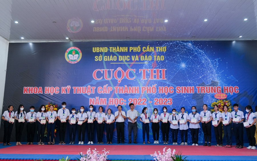 Ban tổ chức trao thưởng cho các dự án đạt giải tại cuộc thi. Ban tổ chức trao thưởng cho các dự án đạt giải tại cuộc thi.