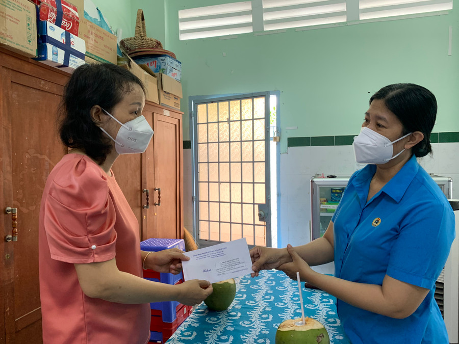 Đại diện công đoàn ngành GD thăm hỏi, tặng quà cho giáo viên. Đại diện công đoàn ngành GD thăm hỏi, tặng quà cho giáo viên.