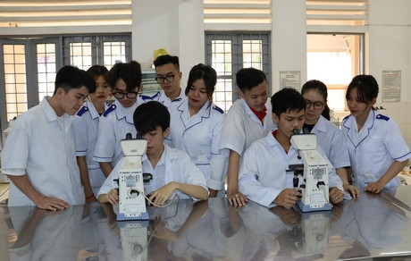 Sinh viên Trường ĐH Cửu Long không ngừng vươn lên trong học tập, rèn luyện.