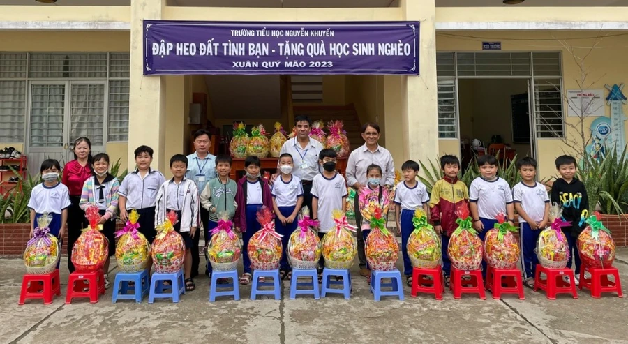 Tặng quà Tết cho học sinh có hoàn cảnh khó khăn.