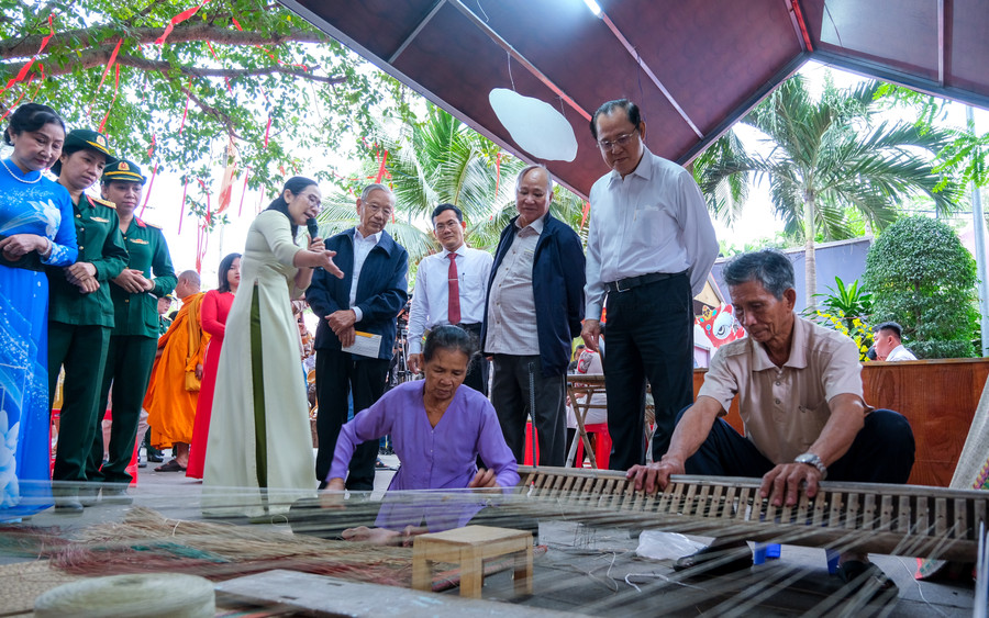 Tái hiện lại nghề thủ công đan chiếu sợi truyền thống tại làng chiếu Cái Chanh ở phường Thường Thạnh.