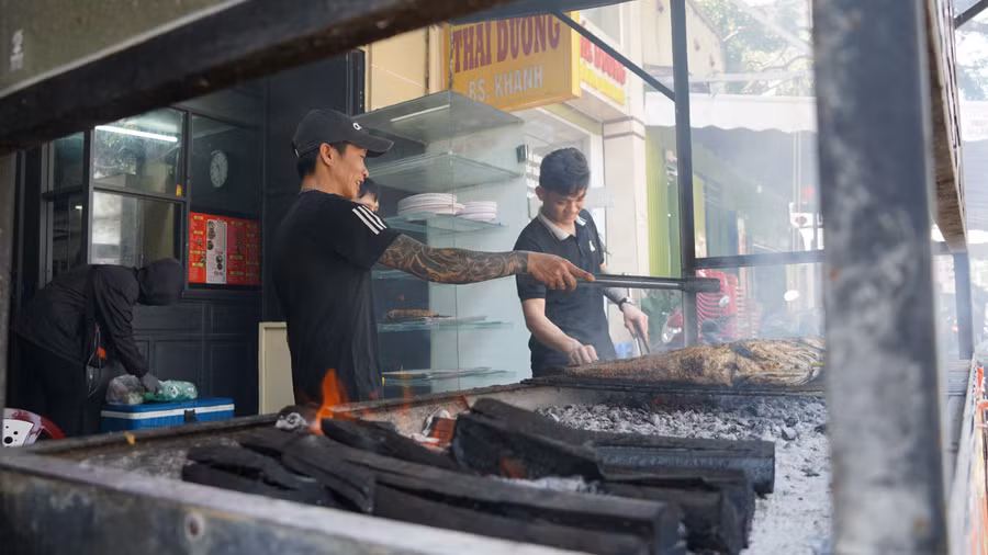 Chưa đầy nửa ngày quán cá lóc đã cho ra hơn 500 con.