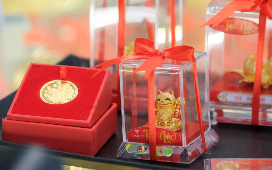 Người dân mua mèo vàng chiêu tài lộc về cúng ngày vía thần Tài.