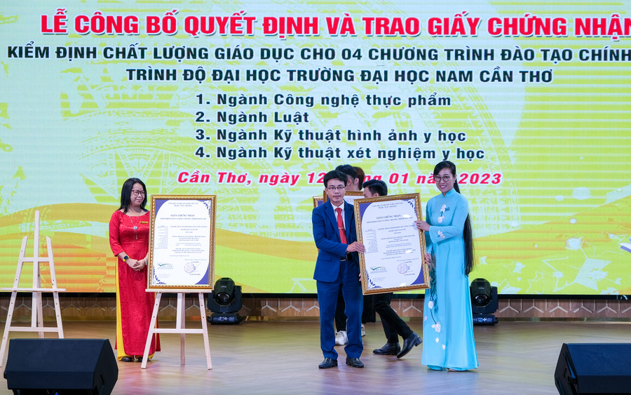 Trung tâm kiểm định chất lượng giáo dục (ĐH Quốc gia Hà Nội) trao quyết định công nhận đạt kiểm định 4 chương trình đào tạo của trường.
