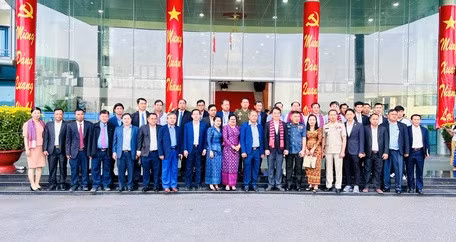 Đoàn chụp ảnh lưu niệm cùng lãnh đạo tỉnh Vĩnh Long.