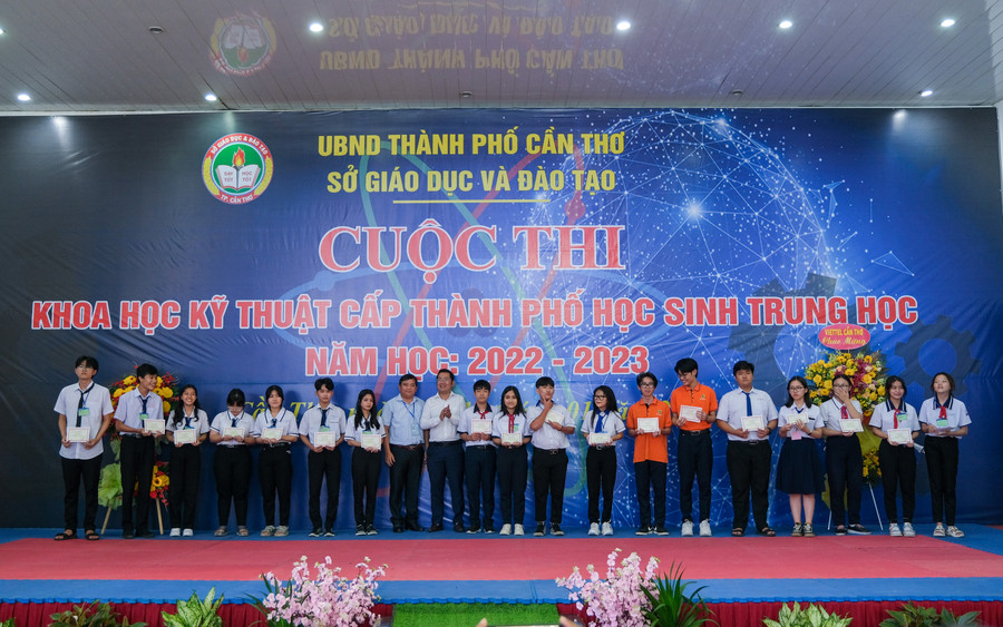 Ban tổ chức trao thưởng cho các dự án đạt giải tại cuộc thi. Ban tổ chức trao thưởng cho các dự án đạt giải tại cuộc thi.