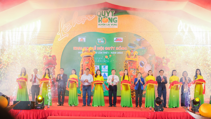 Đại biểu thực hiện nghi thức khai mạc.