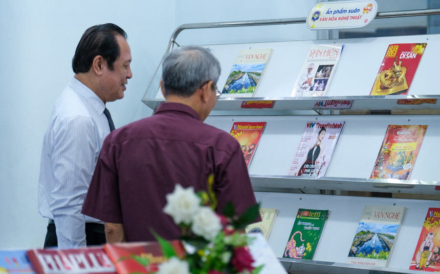 Người dân tham quan tại khu trưng bày, triển lãm Hội Báo Xuân. Người dân tham quan tại khu trưng bày, triển lãm Hội Báo Xuân.