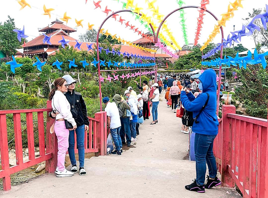 Nhiều bạn trẻ ghi lại những hình ảnh đẹp tại Khu du lịch Núi Cấm (An Giang). Nhiều bạn trẻ ghi lại những hình ảnh đẹp tại Khu du lịch Núi Cấm (An Giang).