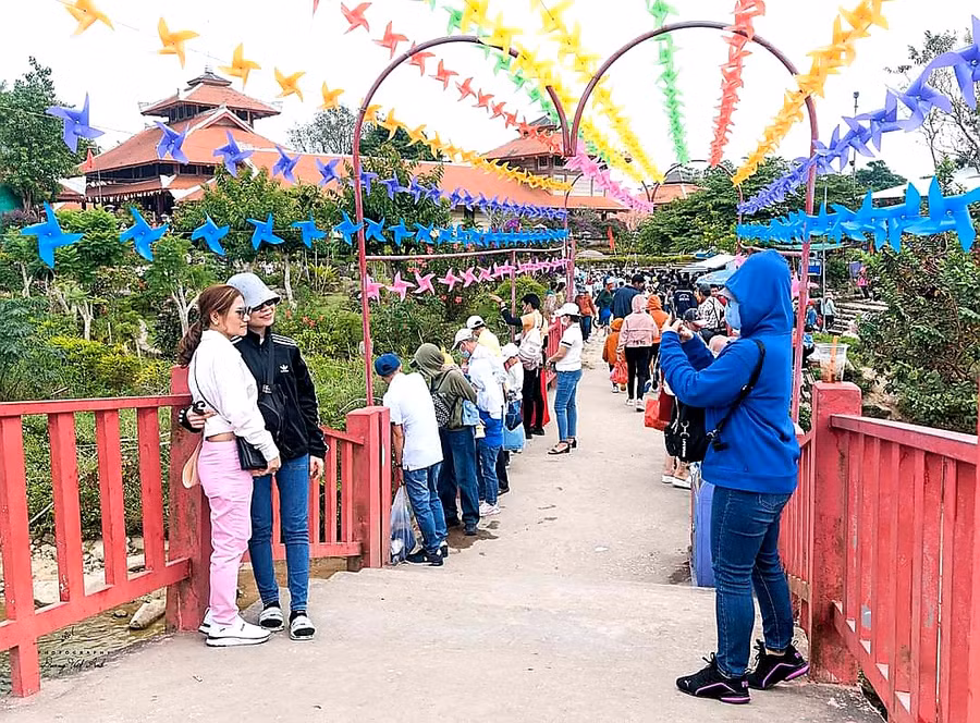 Nhiều bạn trẻ ghi lại những hình ảnh đẹp tại Khu du lịch Núi Cấm (An Giang).