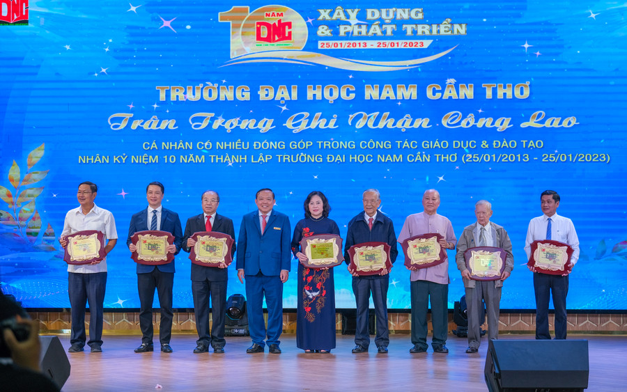 Trường Đại học Nam Cần Thơ tặng kỷ niệm chương 10 năm đến các cá nhân đã đóng góp tích cực cho sự phát triển của nhà trường.